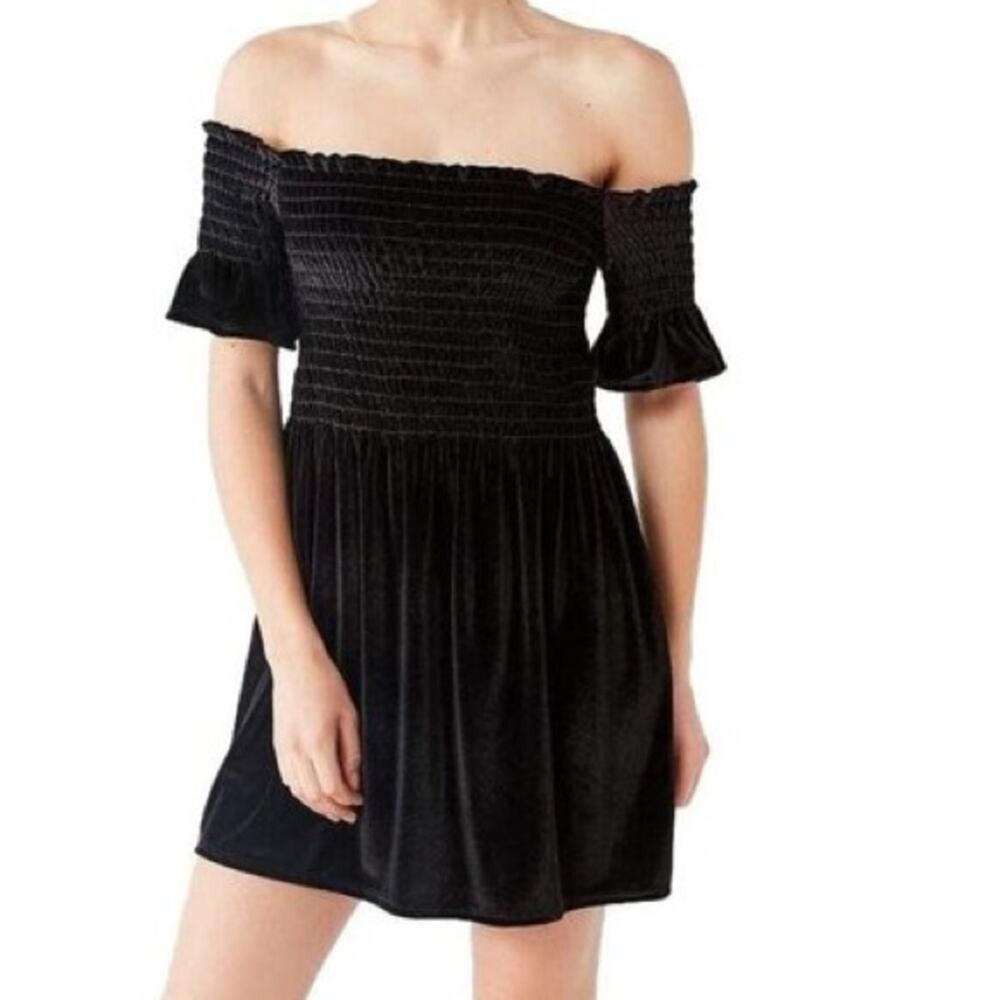 Urban Outfitters Clara‎ Velvet Smocked Off Shoulder Black Dress Women's Medium